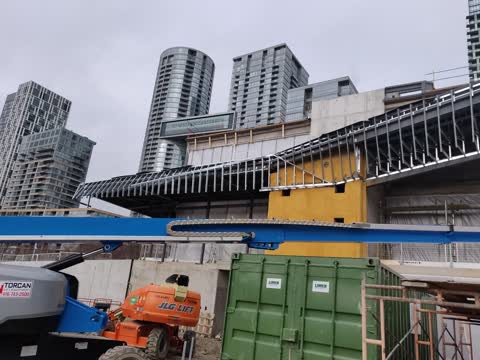 Building with steel framing